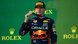 Max Verstappen memenangi Grand Prix Australia yang huru-hara ketika Lewis Hamilton menduduki tempat kedua
