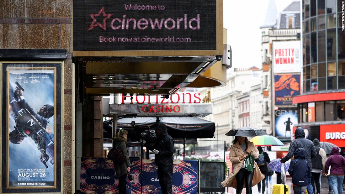 Cineworld dzieli Tank po tym, jak właściciel Regal Cinemas rezygnuje z planów sprzedaży amerykańskich i brytyjskich firm