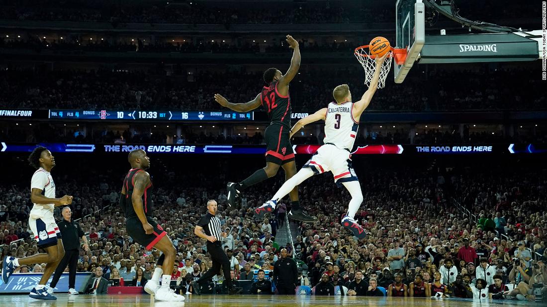 UConn&#39;s Joey Calcaterra shoots a layup during the first half.