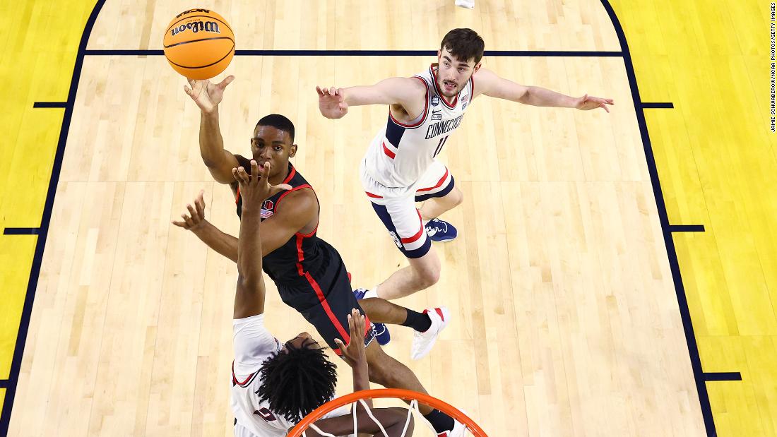 San Diego State&#39;s Lamont Butler shoots a floater in the second half.