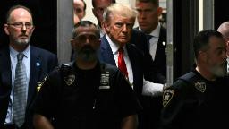 Analisis: Hari yang ‘surreal’ untuk Trump di mahkamah mungkin hanya memecah belahkan negara