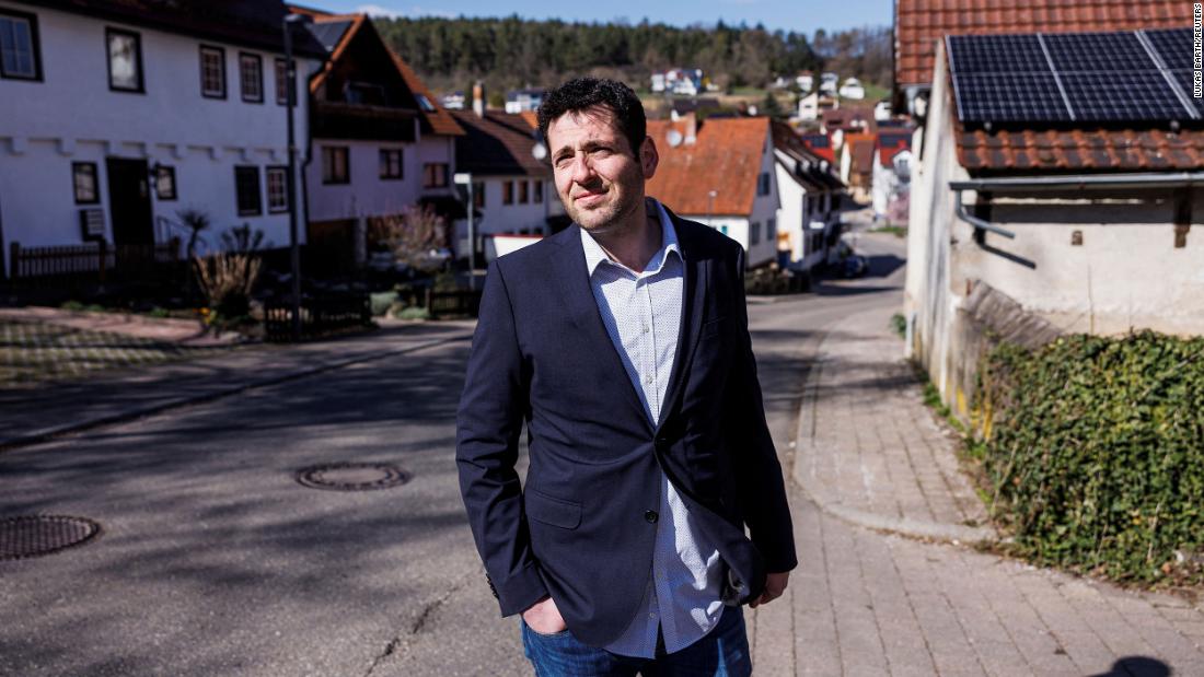 Ein syrischer Flüchtling wurde Jahre nach seiner Flucht vor dem Krieg zum Bürgermeister einer deutschen Stadt gewählt