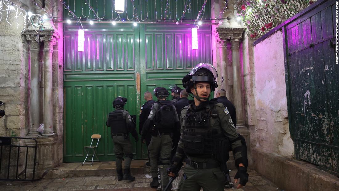 La policía de ocupación asalta la mezquita de Al-Aqsa durante las oraciones del Ramadán, lo que provocó que se dispararan cohetes desde Gaza