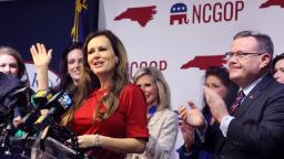 Demokrat Carolina Utara menukar parti yang memberikan majoriti besar kalis veto Republikan di Dewan negara