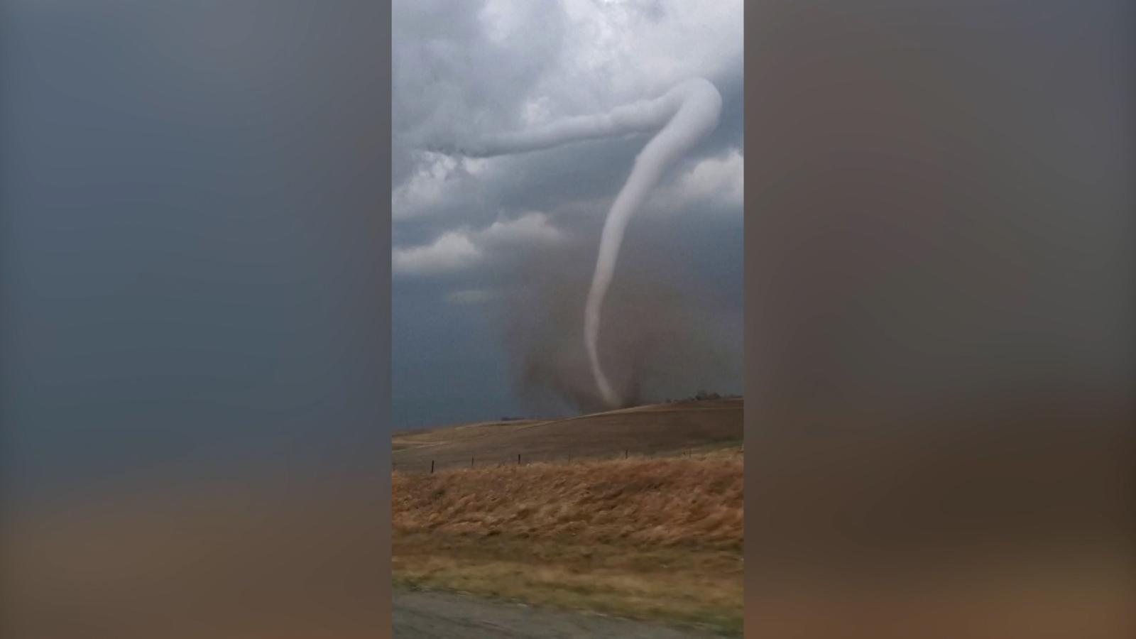 Mira las impresionantes imágenes del poder de un tornado que azota un