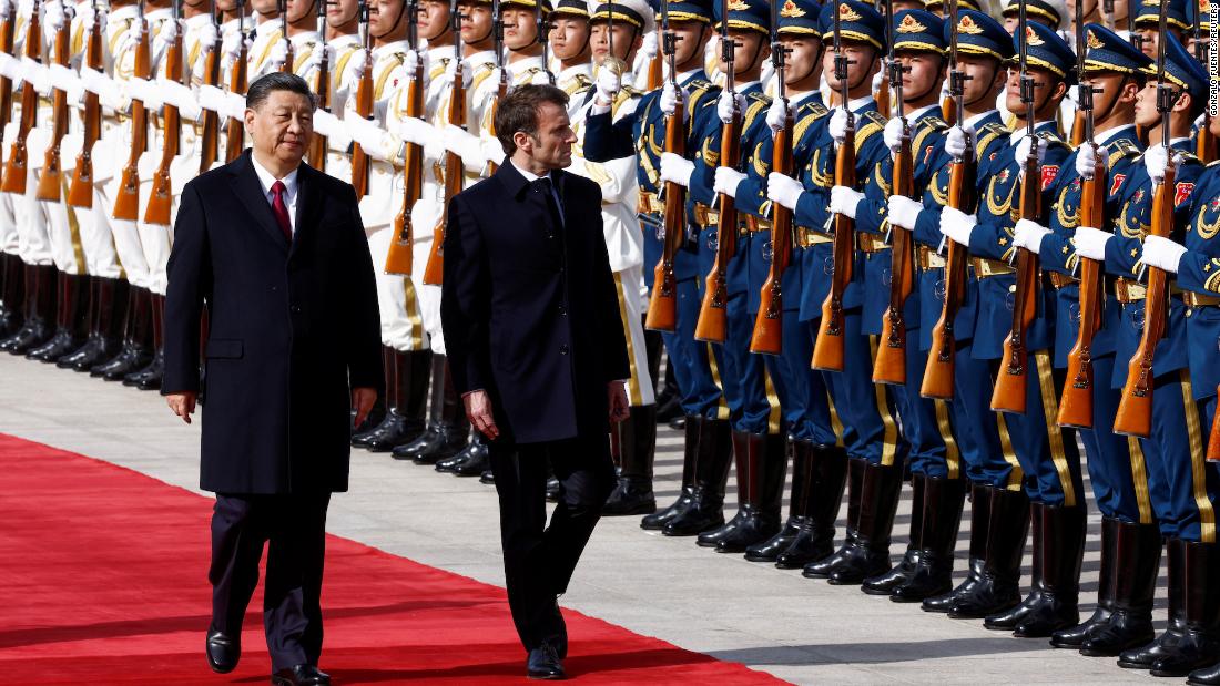 Macron mówi, że może „liczyć, że Xi dojdzie do porozumienia z Rosją”, gdy Europa stara się ponownie zaangażować w Pekin