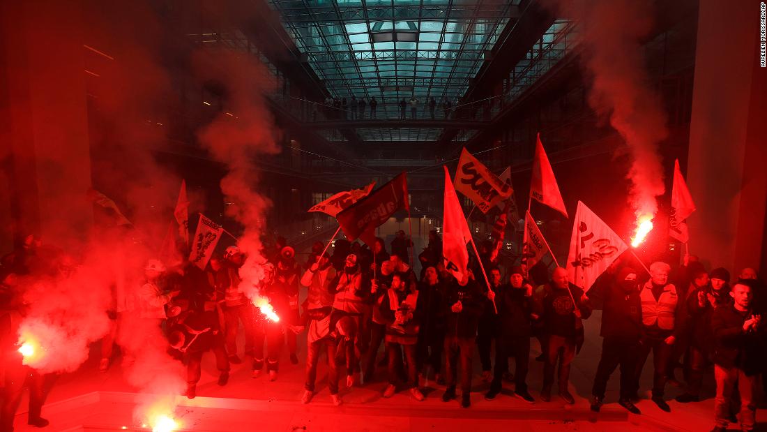Les manifestants prennent d’assaut le bureau de BlackRock à Paris, portant des fusées éclairantes rouges et des bombes fumigènes