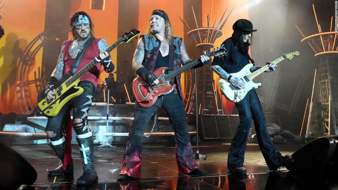 Гитарист Mötley Crüe Мик Марс подал в суд на группу после спора о