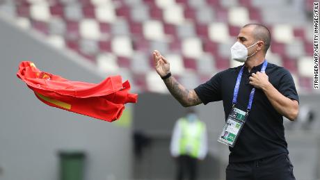 Guangzhou&#39;s coach Fabio Cannavaro throws away his jacket during the AFC Champions League group G football match between China&#39;s Guangzhou Evergrande and Korea&#39;s Suwon Samsung Bluewings on December 1, 2020.