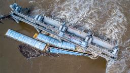 Tongkang pembawa metanol berhasil dikeluarkan dari Sungai Ohio setelah tertahan lebih dari seminggu