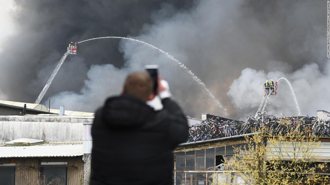 汉堡仓库火灾：警方警告空气中可能有毒物质
