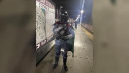 Polis Boston telah dipanggil untuk mencari seorang lelaki dengan pistol.  Ia ternyata kostum Boba Fett