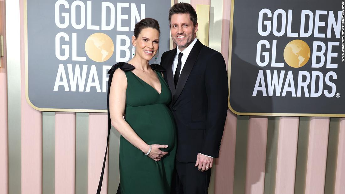 Hilary Swank gives birth to twins
