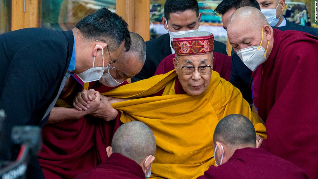 チベットの指導者、インドで少年の唇にキスするビデオを見た後、ダライ・ラマを弁護する