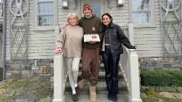 Martha Stewart mengalu-alukan Pete Davidson dan Chase Sui Wonders pada hujung minggu Paskah