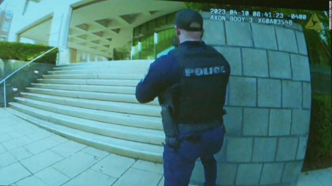 Video Bodycam Footage Shows Polices Quick Response To Bank Gunman Cnn Video 7007