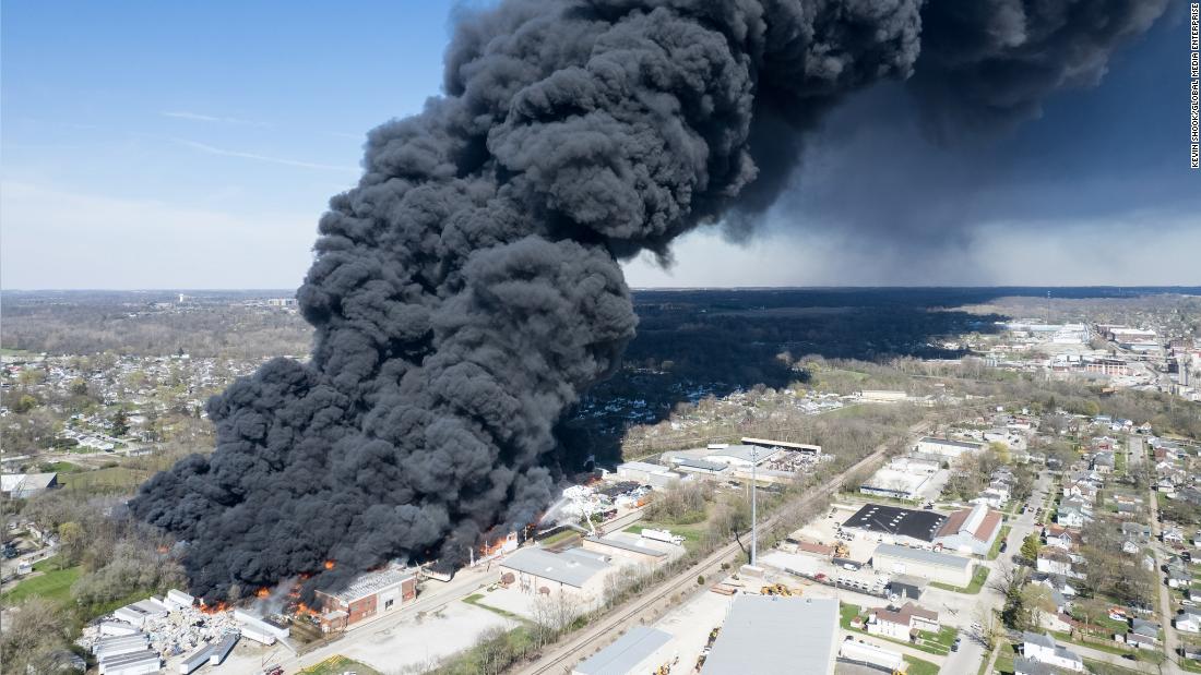 As autoridades dizem que milhares de pessoas receberam ordens de evacuar devido ao enorme inferno de fumaça tóxica de uma usina de reciclagem conhecida como “risco de incêndio”.  Pode queimar por dias