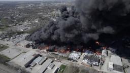 Video: Pemilik perniagaan ‘bertanggungjawab sepenuhnya’ untuk kebakaran loji kitar semula Indiana yang mengeluarkan asap toksik, kata pegawai
