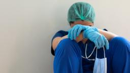 Kira-kira 100,000 jururawat meninggalkan tenaga kerja kerana keletihan dan tekanan berkaitan pandemik, kajian mendapati