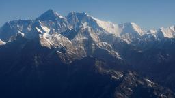 Everest: Sherpa hilang di Nepal setelah terkubur di bawah salju
