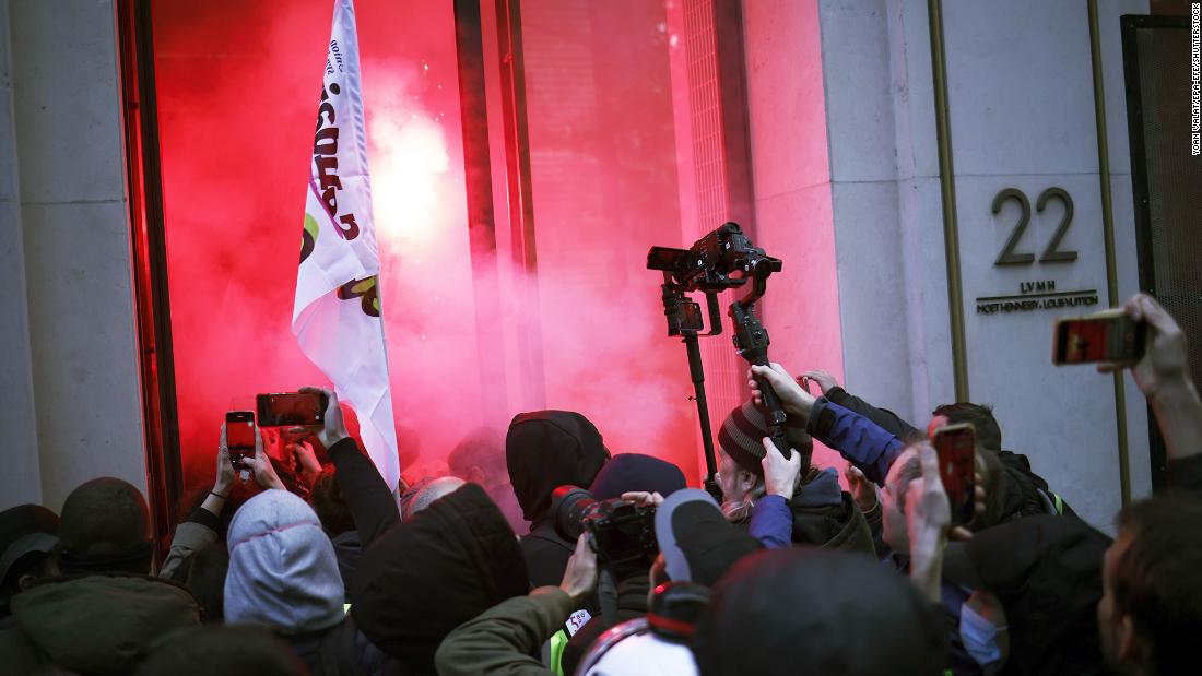 Photo of Manifestations sur les retraites en France: les manifestants prennent d’assaut le géant du luxe LVMH