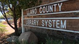 Video: Perpustakaan Texas di pusat pertempuran buku terlarang untuk terus dibuka buat masa ini