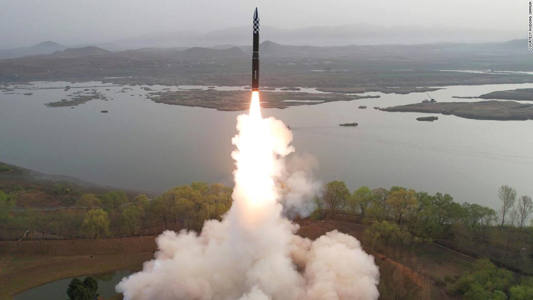 Analisten zeggen dat de nieuwe intercontinentale ballistische raketten van Noord-Korea het gemakkelijker kunnen maken om een ​​nucleaire aanval uit te voeren.