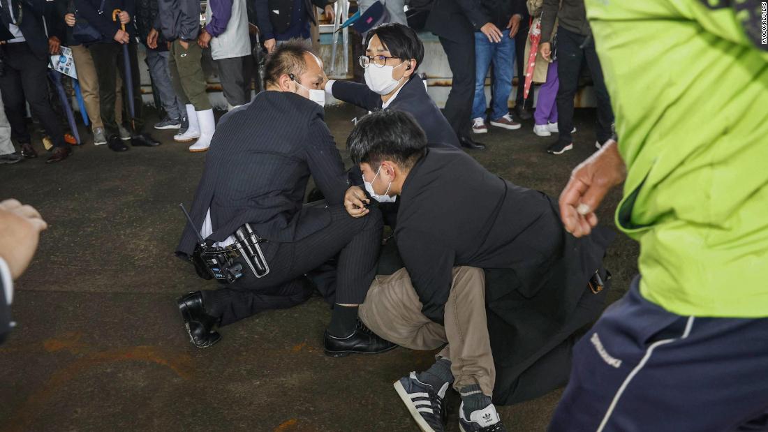 スピーチ場で日本指導者の避難を促す爆発後の男逮捕