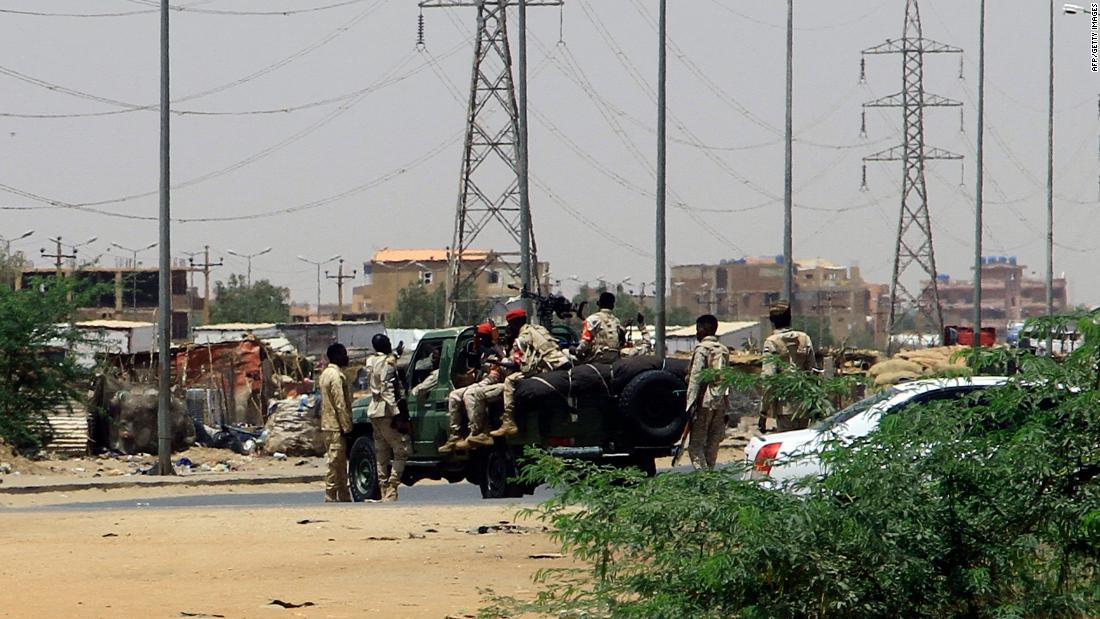 スーダン：軍事ライバル間の戦いが2日目に始まり、数十人が死亡しました。