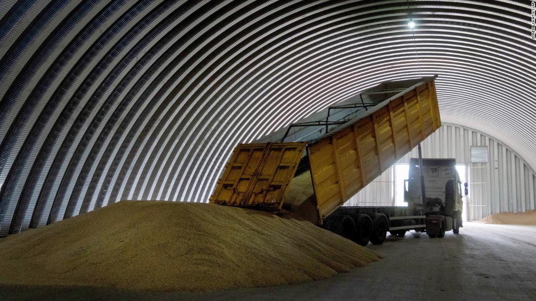 Польща забороняє зерно з України через надлишок дешевшого імпорту з сусіда
