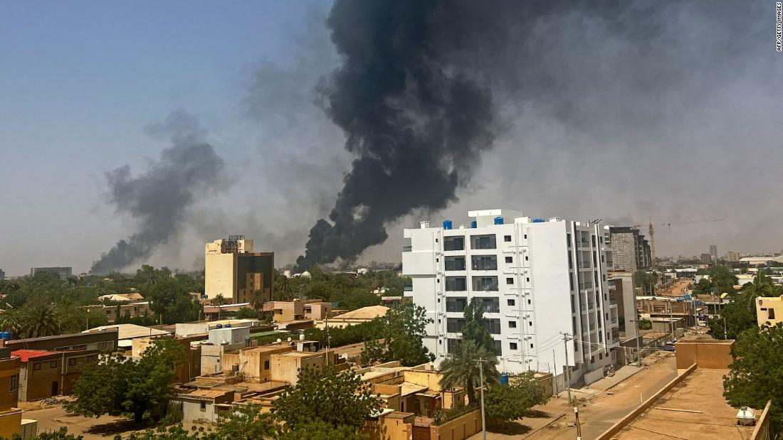 Sudański dowódca wojskowy oskarża rywala o „próbę zamachu stanu”, gdy brutalne walki opanowują stolicę