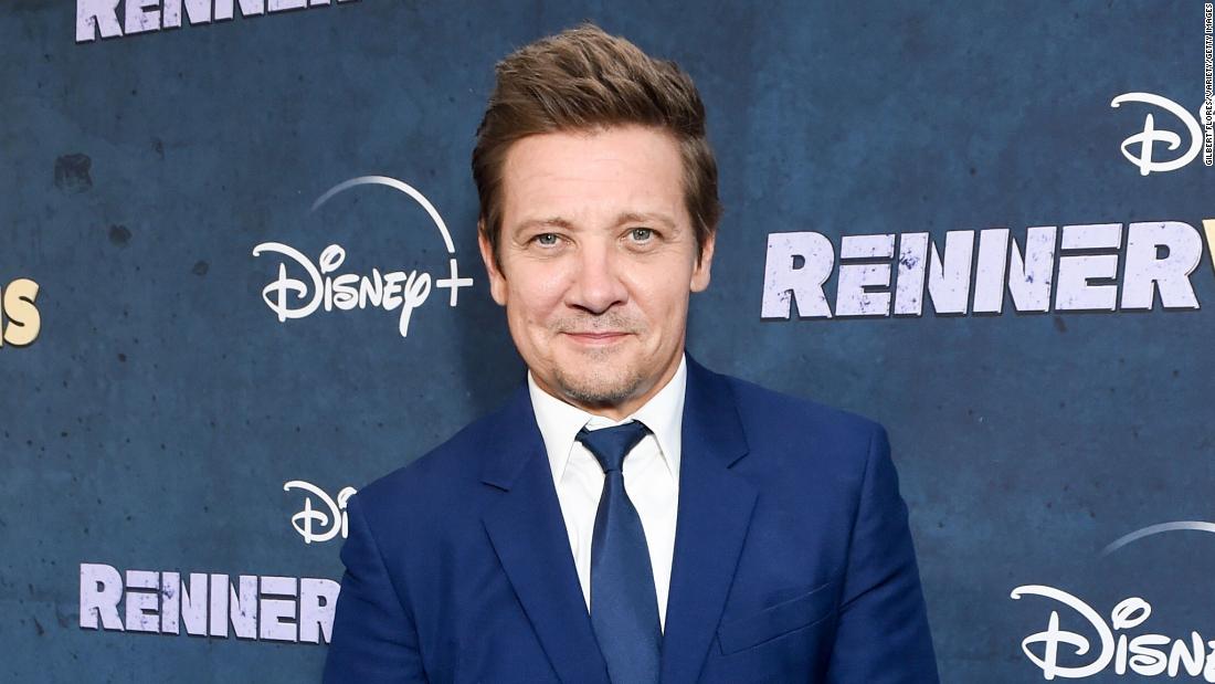 Jeremy Renner ponownie odwiedza „niesamowitą grupę ludzi”, którzy pomogli mu dojść do siebie po wypadku