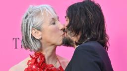 Keanu Reeves dan teman wanita Alexandra Grant berkongsi ciuman awam yang jarang berlaku