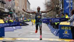 Evans Chebet dan Hellen Obiri memenangkan balapan Boston Marathon putra dan putri dengan kegembiraan ganda bagi Kenya