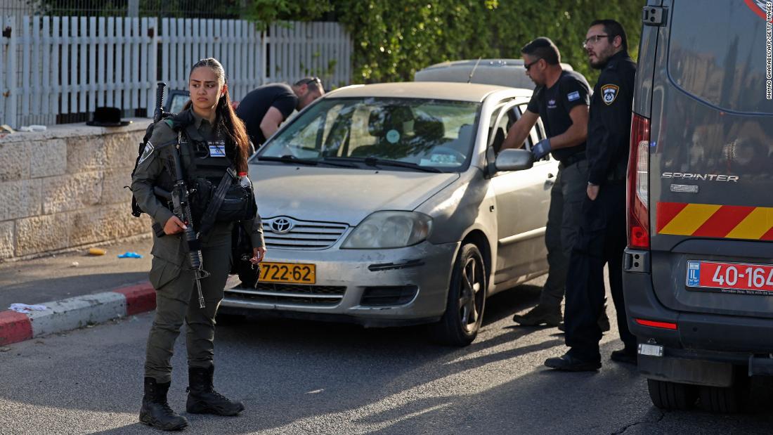 Izraelska policja poinformowała, że ​​dwóch mężczyzn zostało zastrzelonych w podejrzanym „ataku terrorystycznym” w pobliżu żydowskiego grobowca w Jerozolimie.