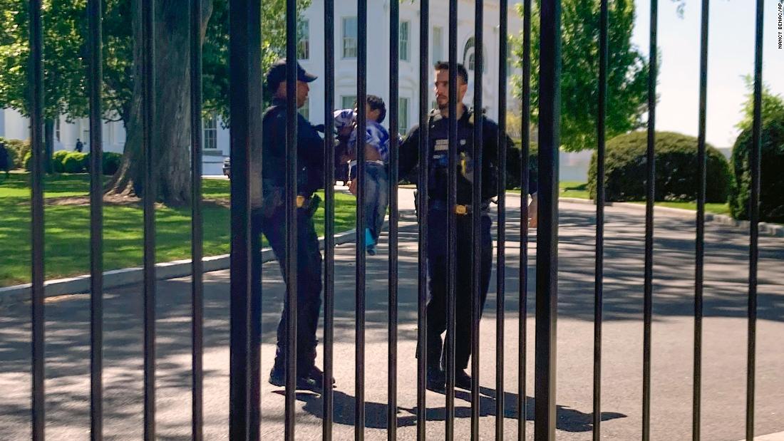 Toddler crawls through White House fence, prompts Secret Service response