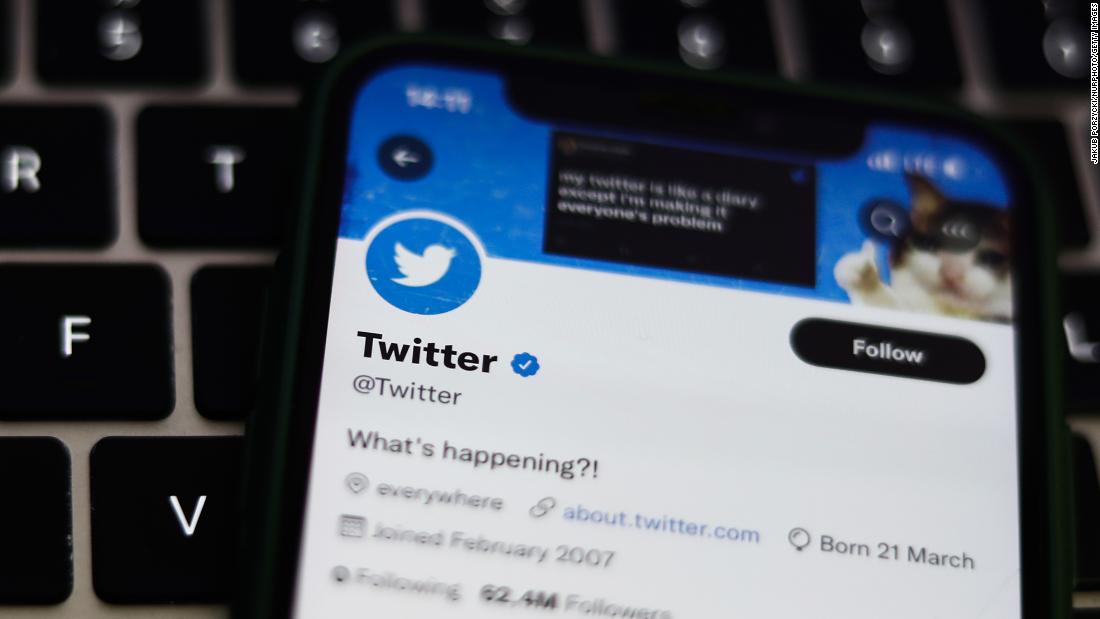 Twitter започва да премахва уебсайта на Илон Мъск, като премахва сините отметки