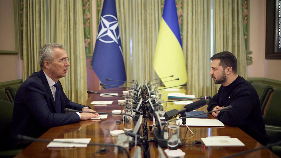 NATO vadovas lankosi Kijeve: Jensas Stoltenbergas sako, kad Ukrainos „tinkama vieta“ yra aljanse