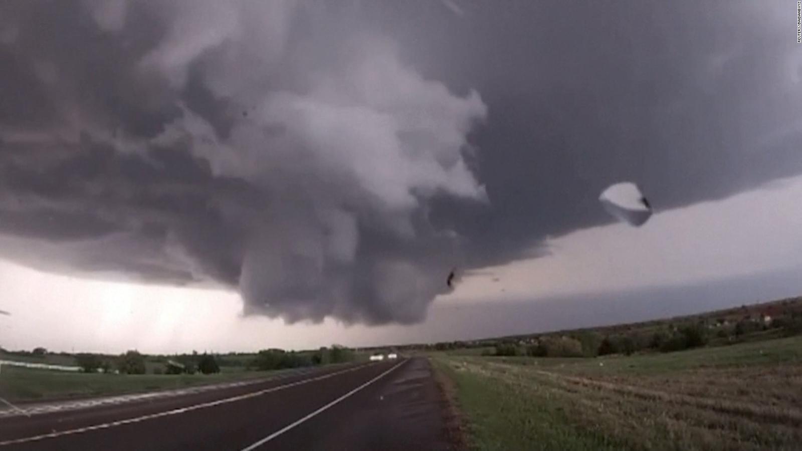 Así Se Formó Un Tornado Junto A Una Autopista De Oklahoma Cnn Video