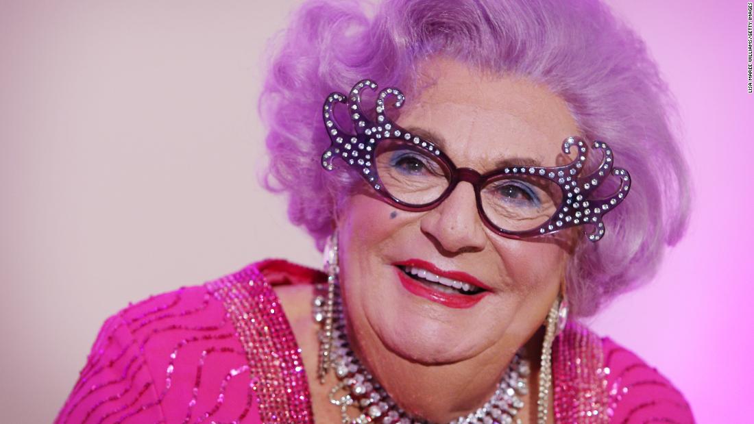 Morre Barry Humphreys, comediante australiano mais conhecido como a egomaníaca Dame Edna Iverage