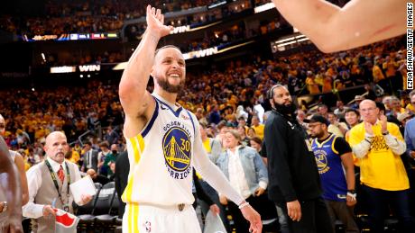 The Golden State Warriors eked out a victory over the Sacramento Kings to level the series.