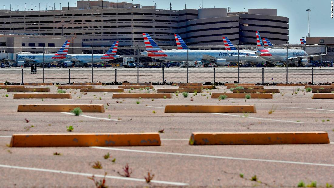 Tres oficiales de la TSA resultaron heridos en un ataque «no provocado y descarado» por parte de una viajera en el aeropuerto de Phoenix, dijo la agencia.