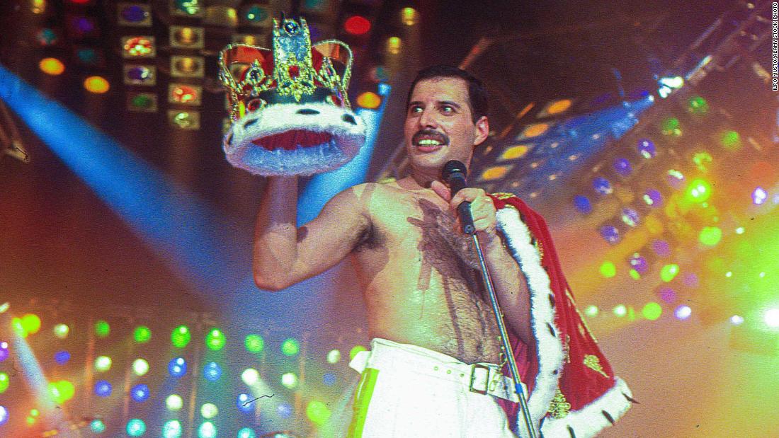 Freddie Mercury személyes tárgyait árverésre bocsátják