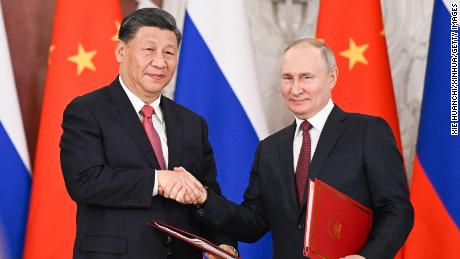 El líder chino, Xi Jinping, y el presidente ruso, Vladimir Putin, se dan la mano después de firmar una declaración conjunta en Moscú el 21 de marzo de 2023. 