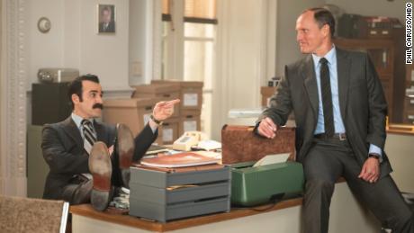 Justin Theroux as G. Gordon Liddy and Woody Harrelson as E. Howard Hunt) in HBO&#39;s &quot;White House Plumbers.&quot;