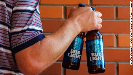 Bud Light wanted to market to all. Instead, it&#39;s alienating everyone
