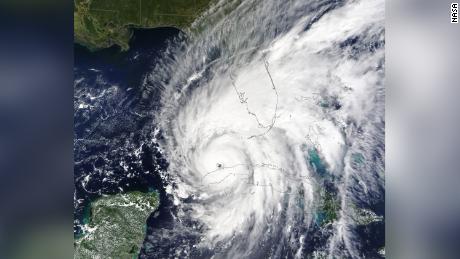 Comienza la temporada de huracanes en el Atlántico, ¿sabes cómo prepararte?  - CNN Video