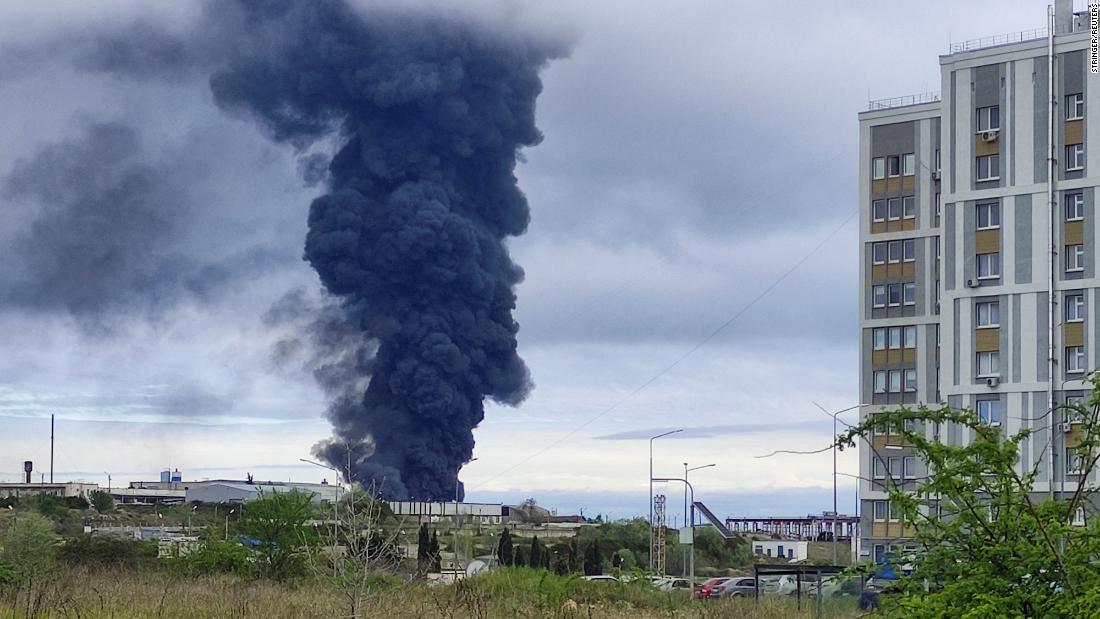 Ein massives Feuer an einer Tankstelle auf der von Russland besetzten Krim nach einem mutmaßlichen Drohnenangriff
