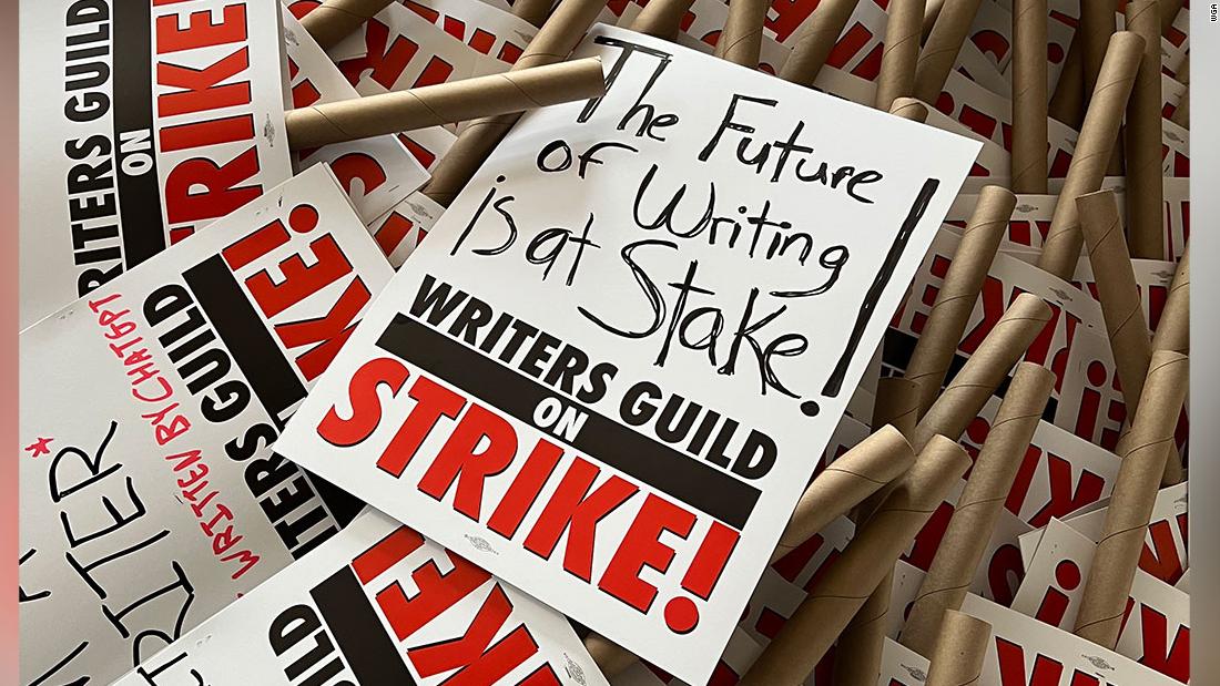 A hollywoodi írók sztrájkba léptek, ami több tévéműsor leállításához vezetett