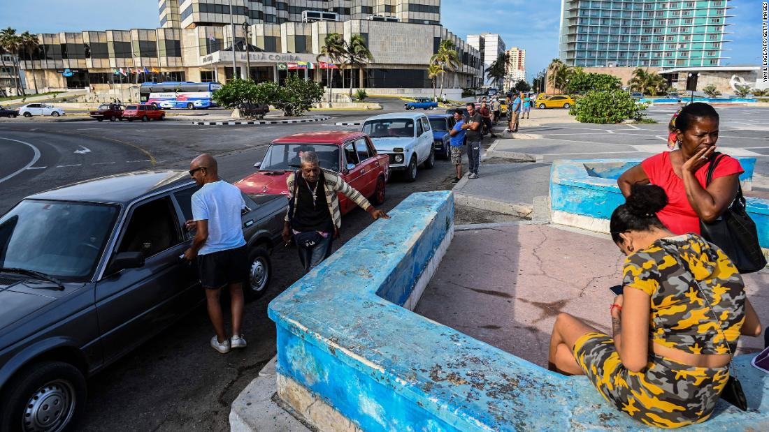 キューバの燃料不足は、休暇中の喧嘩、待ち行列、フライトの減少を引き起こしています